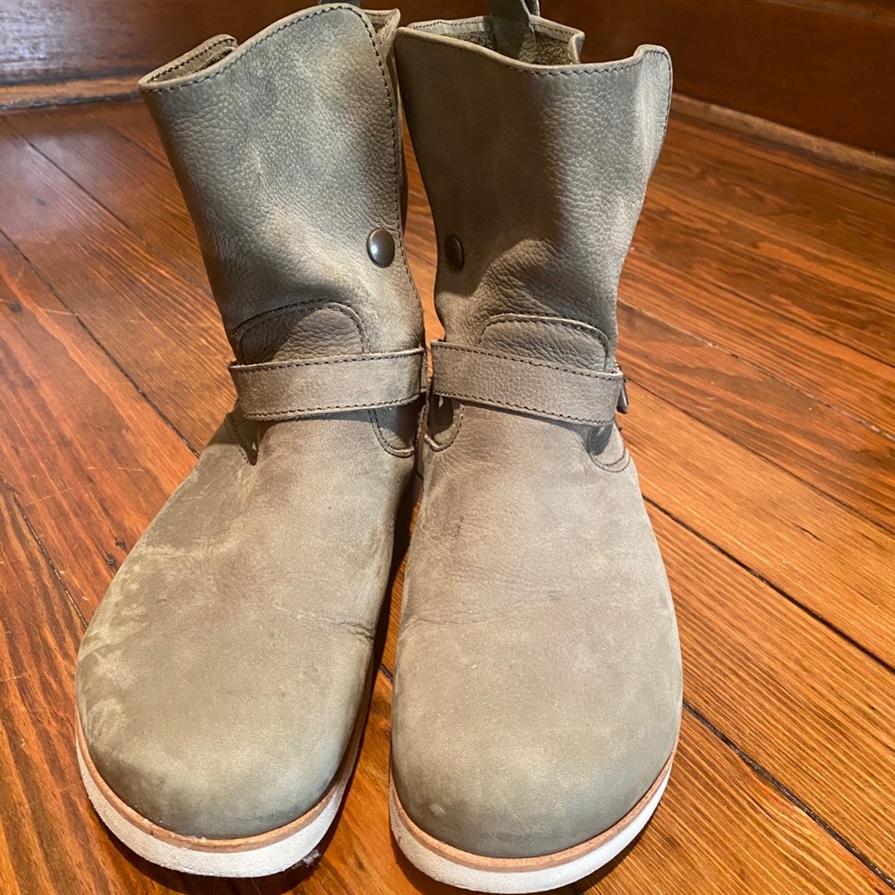 FOOTPRINTS by BIRKENSTOCK booties size 8.